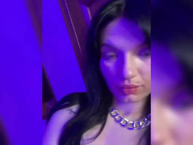 Laylay13 on BongaCams 