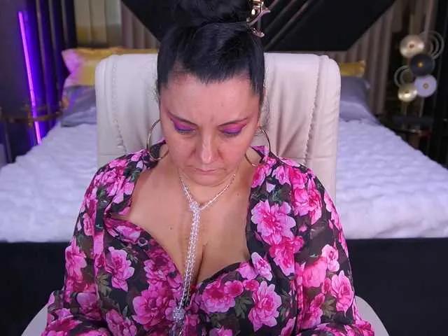 ValeryRosseee — Confidence whispered, not shouted.
A man who looks, understands, and makes me feel seen.
A calm voice, a bold mind --- that's real chemistry 