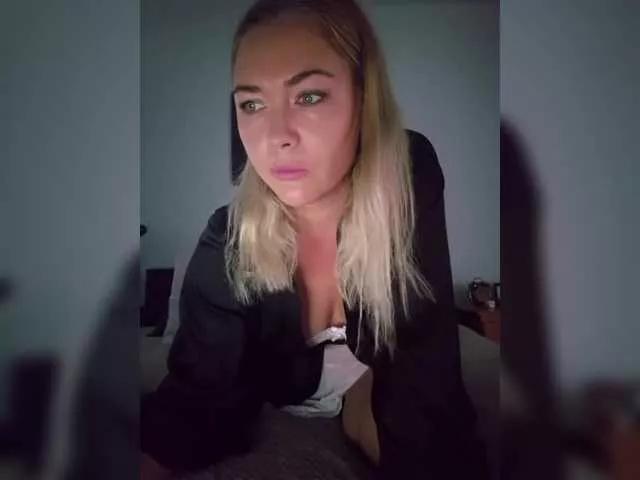 Yesenia-1 on BongaCams 