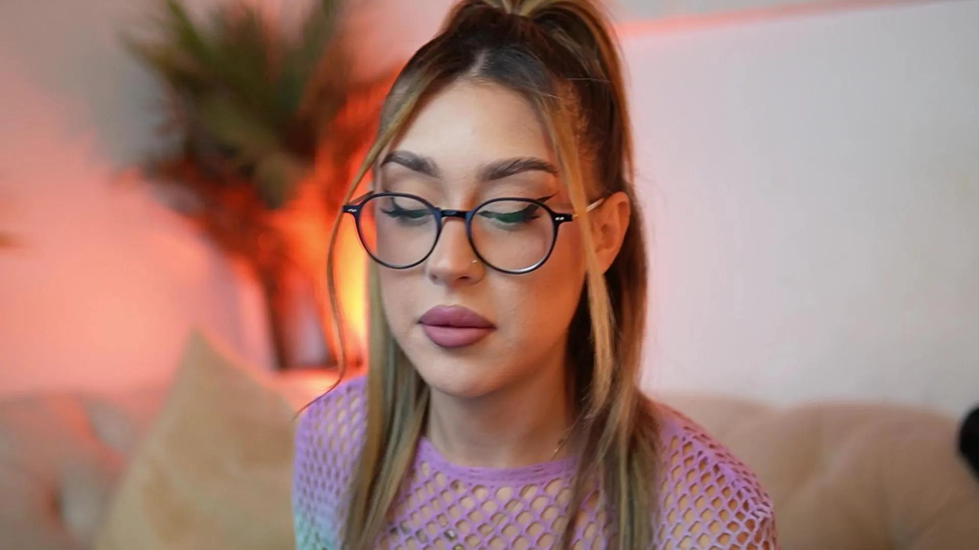 AileenKiss —  #masturbation #C2C #smoke #blowjob #pussy #feet #spanking