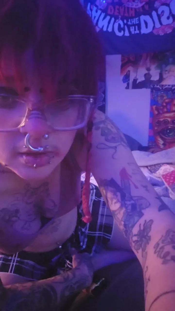 peculiarcumslut — Freechat on Cam4