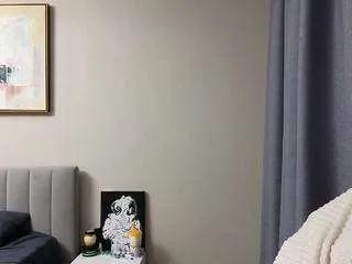 emilyluv — strip show [704 tokens remaining]