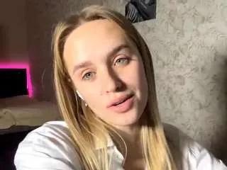 kieraleeming — kiss camera [11 tokens remaining]