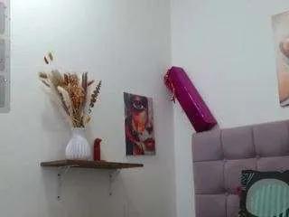 lola-star on CamSoda 