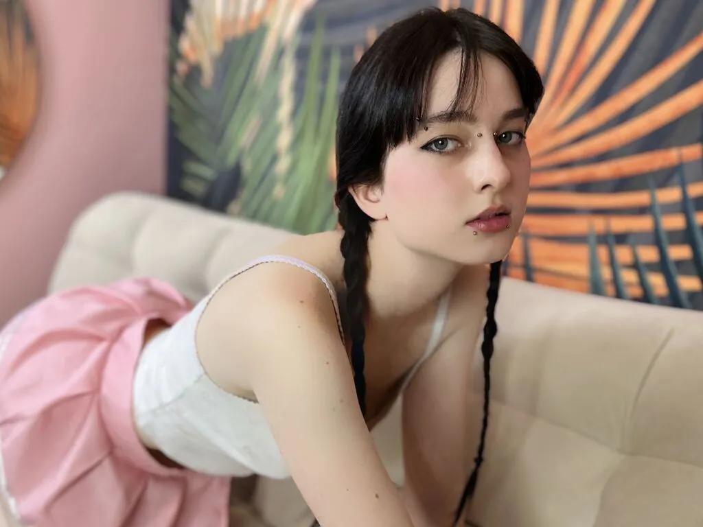 CarolWes —  Confident but respectful people
 Good conversations and fun energy
 Flirty humor and a bit of mystery
 Compliments (who doesn't love them?)
 Music, dancing, and people who can make me laugh