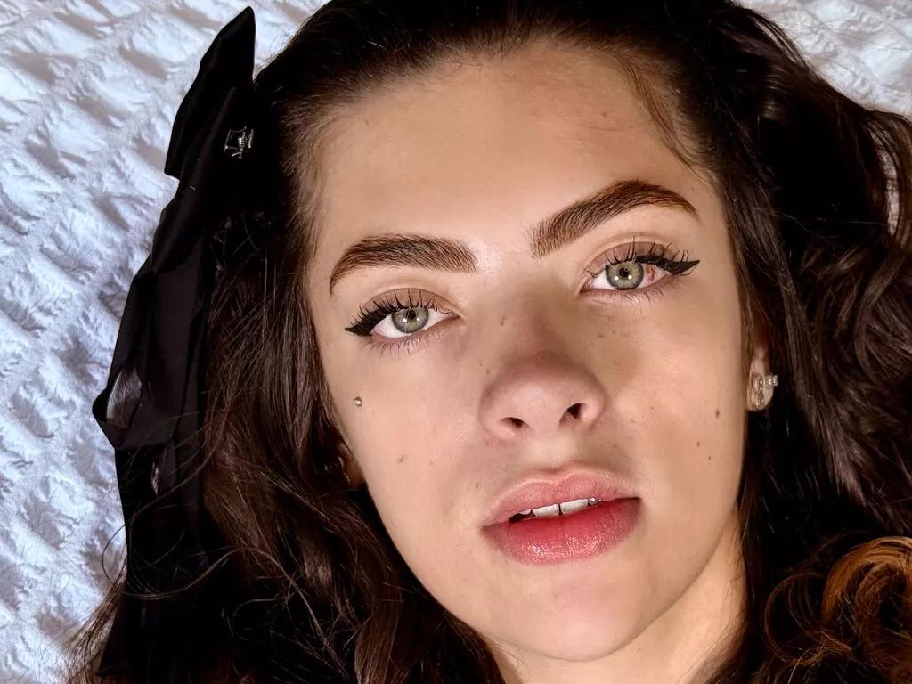 IrisWarren —  I like it

Conversations that make me forget time.

Soft music when I need peace.

People who are honest and treat with affection.