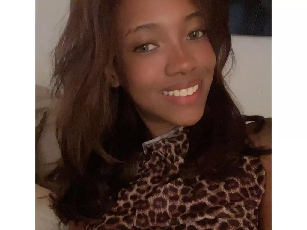 KiaraJhonsont — I'm a very hot person and I love hot men like me, I love cock inside my pussy, I like to play with my body and if you see me I like it even more, I love to squirt and moan with pleasure