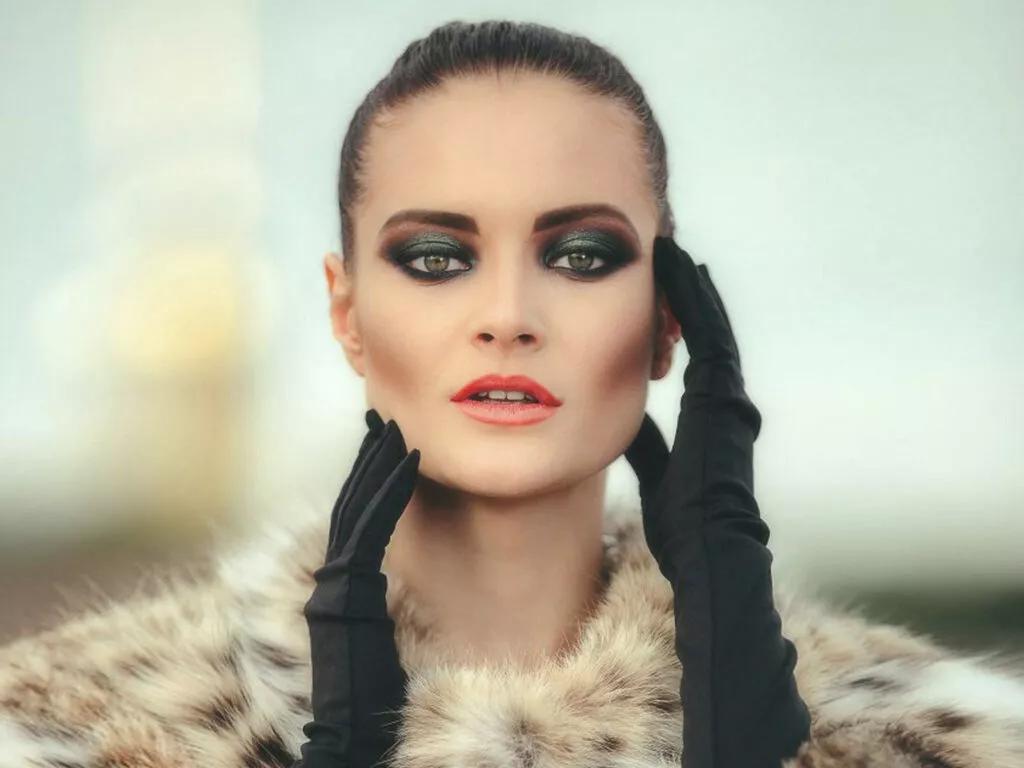 MiaKeating — Sexy and sensual, funny and energetic, always smiling and always aiming to please. This is what you need, what you want and what you will get in my room. Have something else on your list? Tell me, I'm sure we can find a way to have it done:)