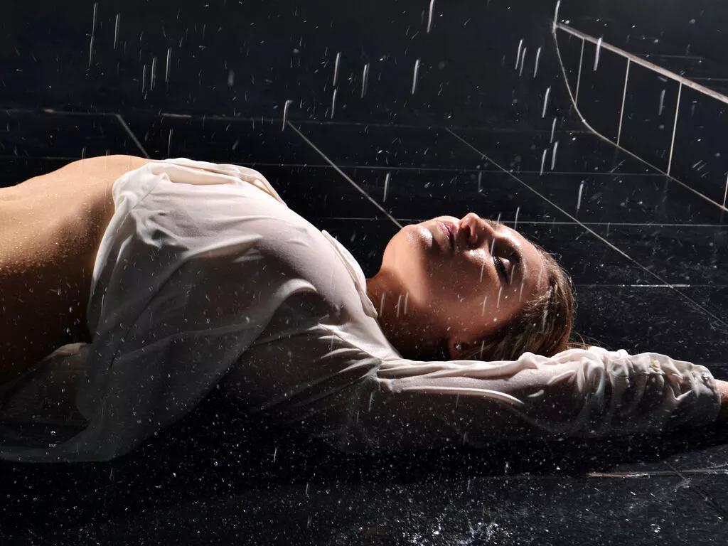 NadinOldman — I love to drive you crazy with my femininity, I love restaurant dates, hot tubs, Italian cuisine, flowers, strawberry ice cream, sexy lingerie, elegant dresses, I love little surprises ,cook delicious cakes ,getting a massage , man's eyes on orgasm...